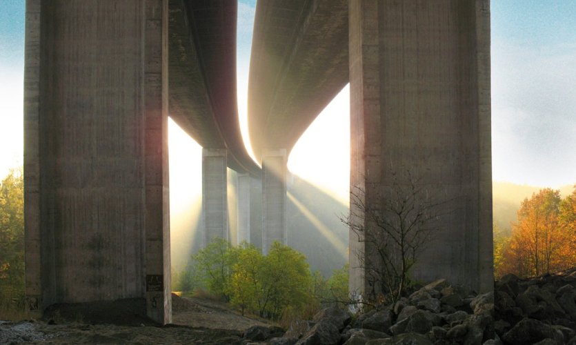Dálniční most v mlze
