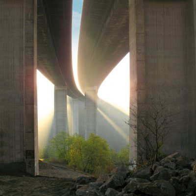 Dálniční most v mlze